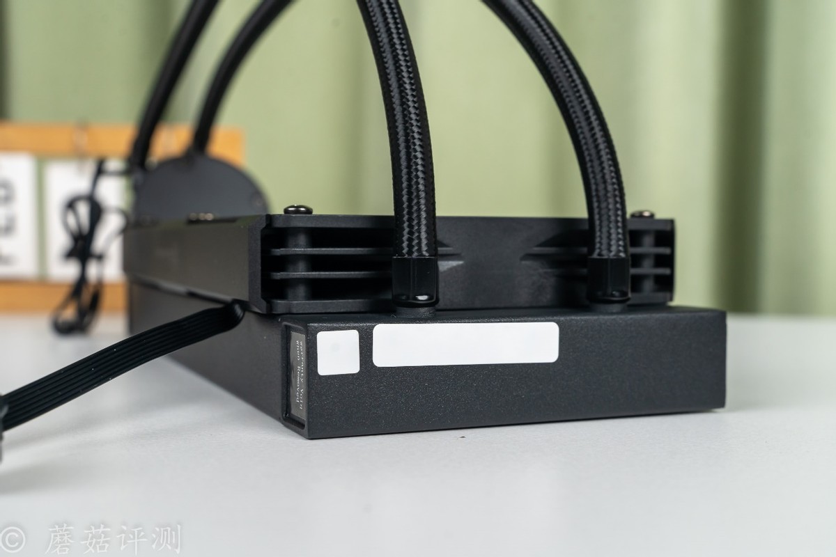 240水冷就能轻松按住9800X3D，银昕E240 MAX巨幕3.95寸LCD水冷 评测