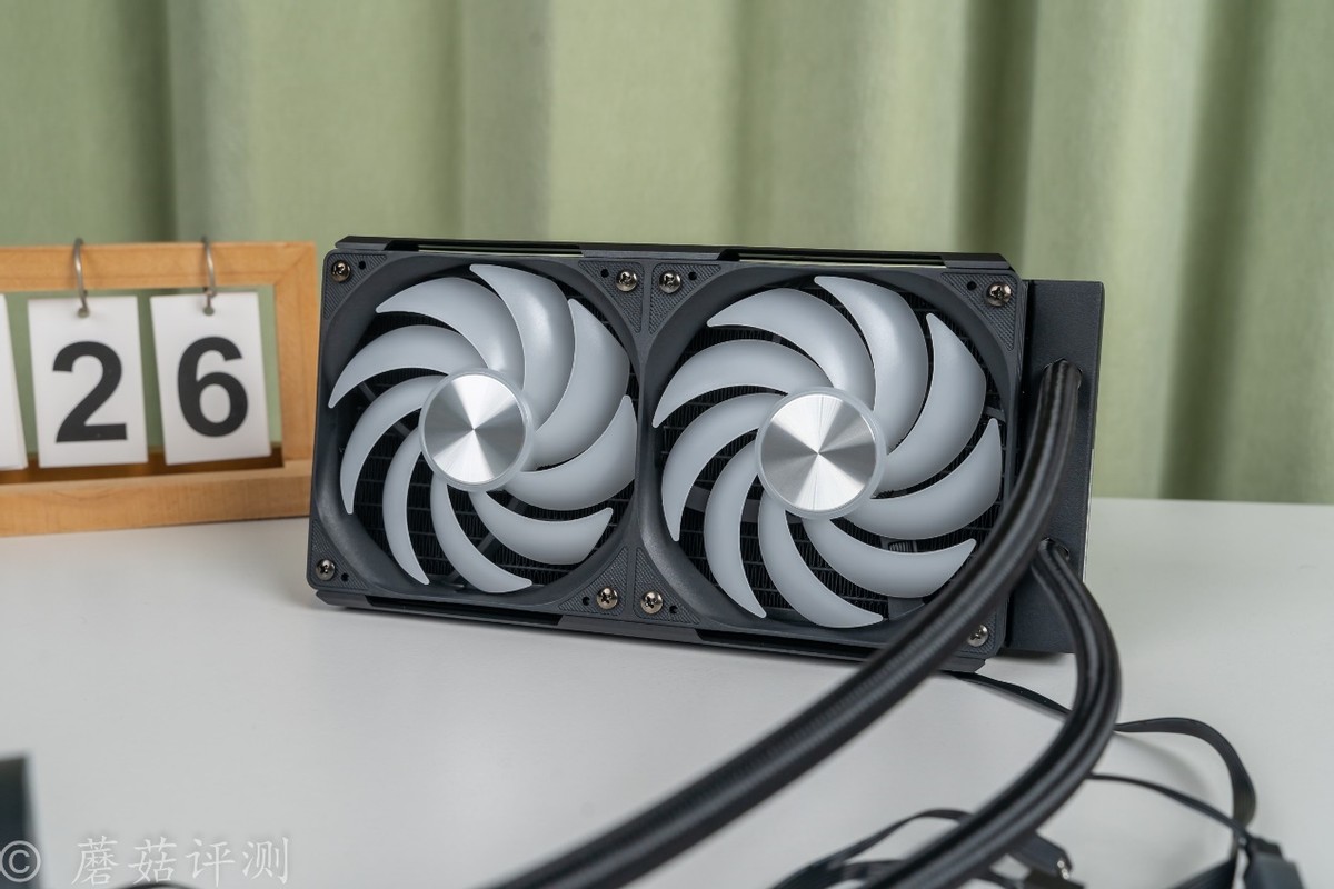 240水冷就能轻松按住9800X3D，银昕E240 MAX巨幕3.95寸LCD水冷 评测