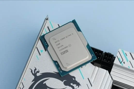 千元装机新标杆：酷睿 Ultra 5 230F 超越锐龙 5 9500F