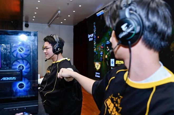 技嘉AORUS电竞装备赋能雷克沙杯广州站，为对决赛场注入非凡动力