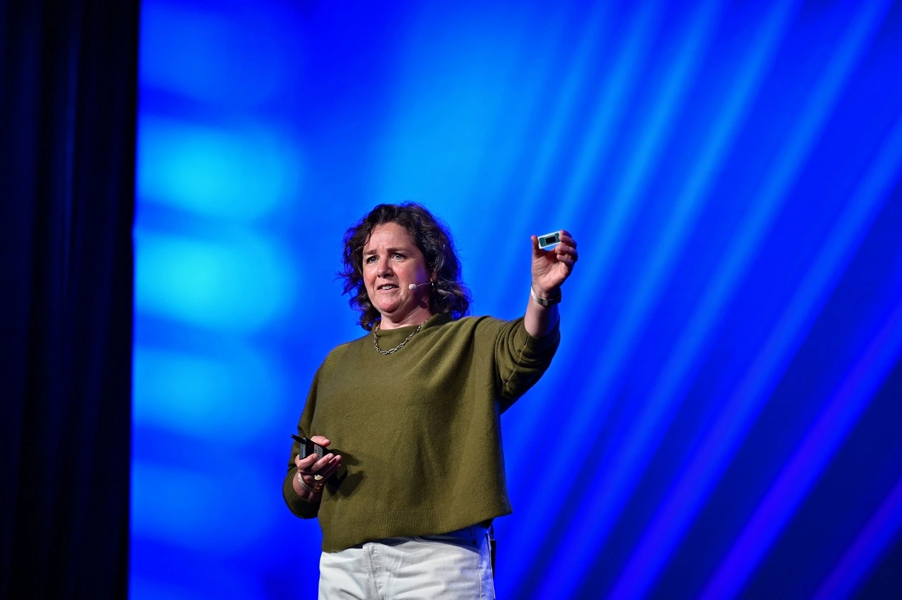 AI PC 突围！英特尔 Q3 财报大复苏：18A 加速制程落地，Panther Lake 交付在即