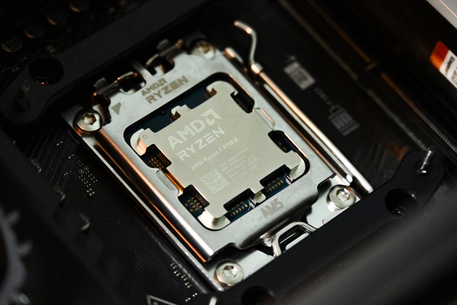 到底选择锐龙7 9700X还是酷睿i7-14700K？游戏生产力实测告诉你