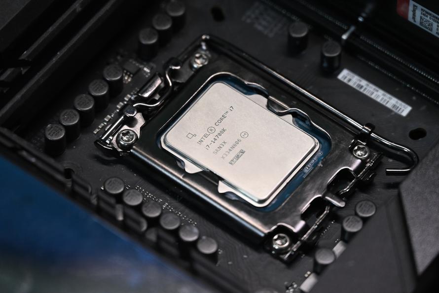 到底选择锐龙7 9700X还是酷睿i7-14700K？游戏生产力实测告诉你