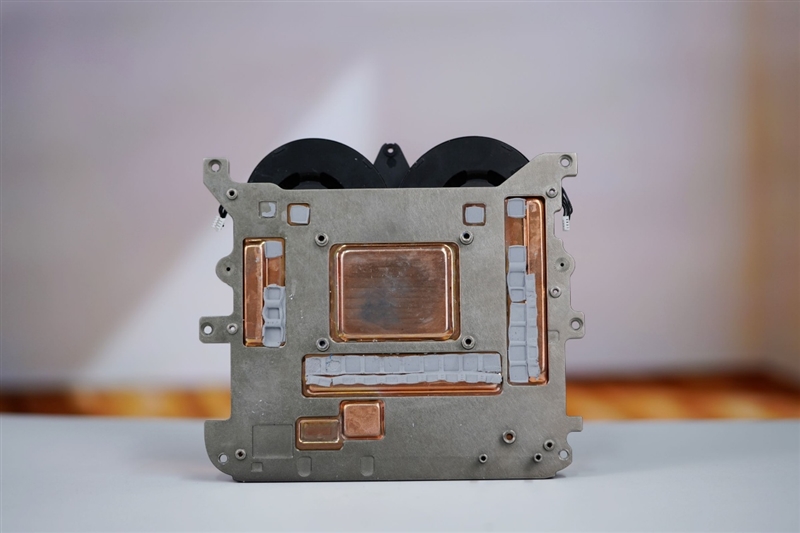 生产力性能远超i9-14900HX！零刻GTR9 Pro迷你AI工作站评测：235B超大模型也能运行