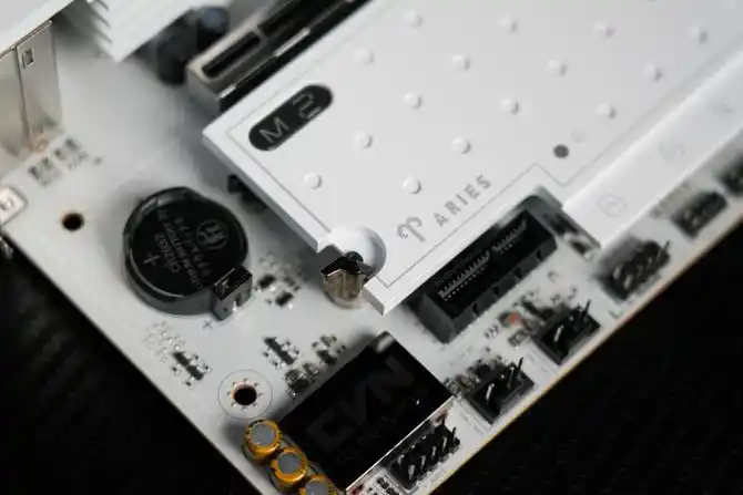 七彩虹B850M ARK 方舟评测：接口多、用料强 帮你轻松打造AMD纯白颜值主机