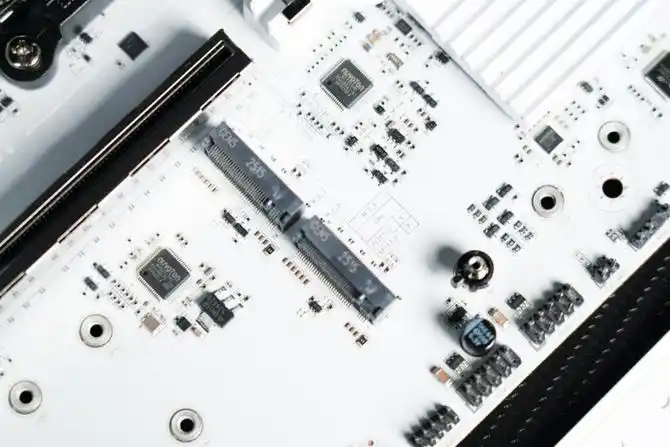 七彩虹B850M ARK 方舟评测：接口多、用料强 帮你轻松打造AMD纯白颜值主机