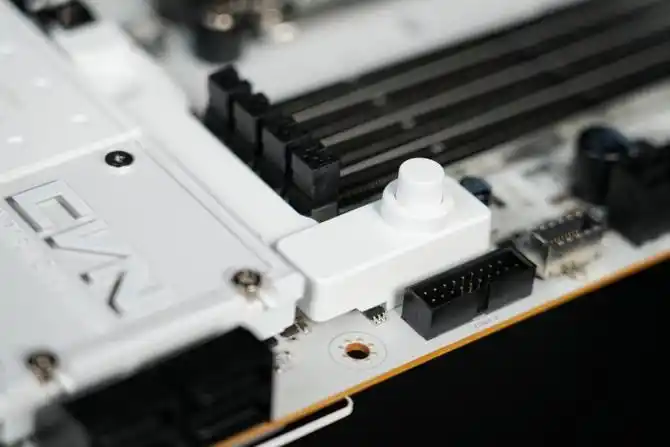 七彩虹B850M ARK 方舟评测：接口多、用料强 帮你轻松打造AMD纯白颜值主机