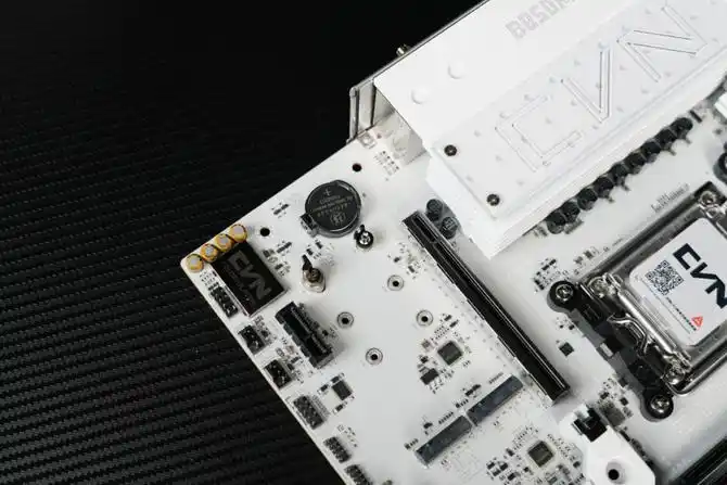 七彩虹B850M ARK 方舟评测：接口多、用料强 帮你轻松打造AMD纯白颜值主机