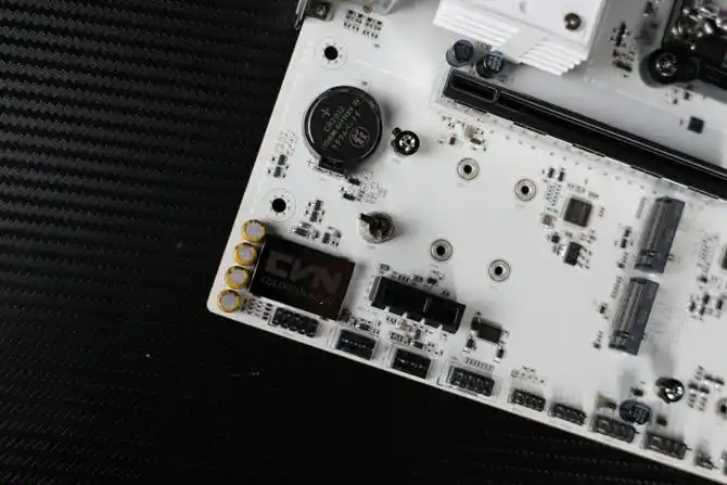 七彩虹B850M ARK 方舟评测：接口多、用料强 帮你轻松打造AMD纯白颜值主机