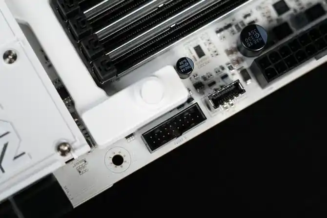 七彩虹B850M ARK 方舟评测：接口多、用料强 帮你轻松打造AMD纯白颜值主机