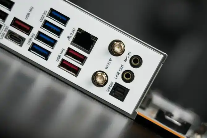 七彩虹B850M ARK 方舟评测：接口多、用料强 帮你轻松打造AMD纯白颜值主机