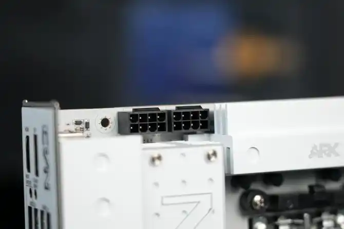 七彩虹B850M ARK 方舟评测：接口多、用料强 帮你轻松打造AMD纯白颜值主机