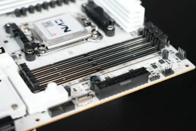 七彩虹B850M ARK 方舟评测：接口多、用料强 帮你轻松打造AMD纯白颜值主机