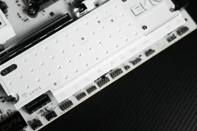 七彩虹B850M ARK 方舟评测：接口多、用料强 帮你轻松打造AMD纯白颜值主机