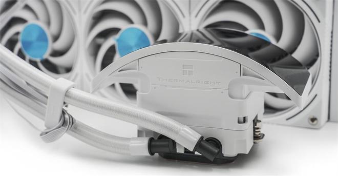 Tt钢影透S-M Pro机箱9950X3DROG B850小吹雪索泰5080装机配置分享_利民彩虹视界TURBO 360白色水冷双屏幕主机评测_9950X3D