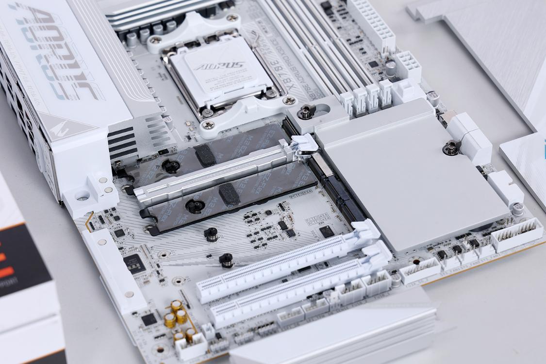 白色配件装机配置单_乔思伯X400机箱_9800X3D