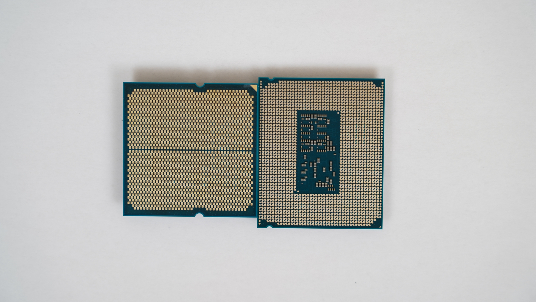 玩游戏当然选 9800X3D 啊，领先 Ultra 9 285K 20% 呢！