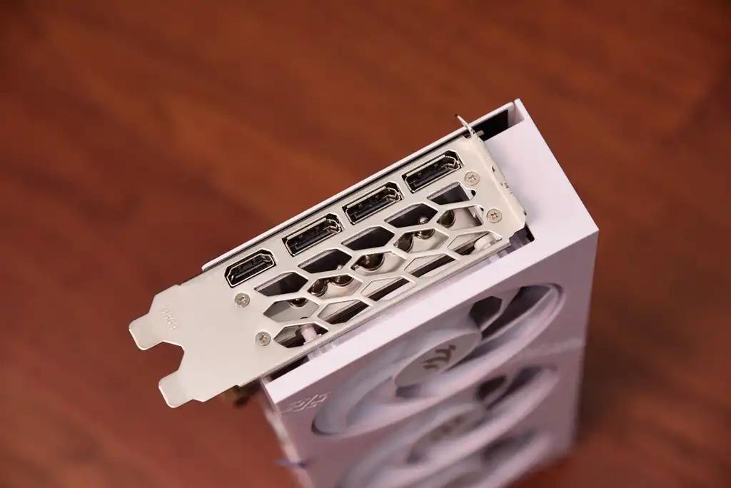 CPU单核效能与多核表现分析_AMD Ryzen 7 9800X3D vs Intel Core Ultra 9 285K 游戏性能对比_9800X3D