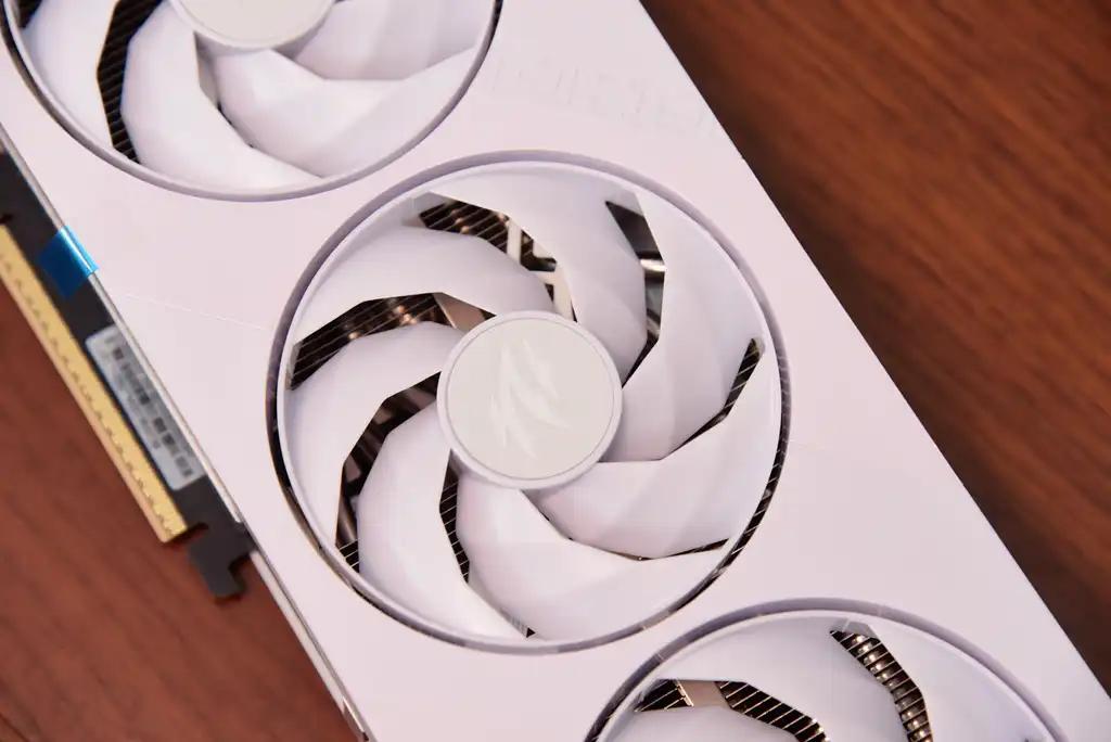 AMD Ryzen 7 9800X3D vs Intel Core Ultra 9 285K 游戏性能对比_9800X3D_CPU单核效能与多核表现分析