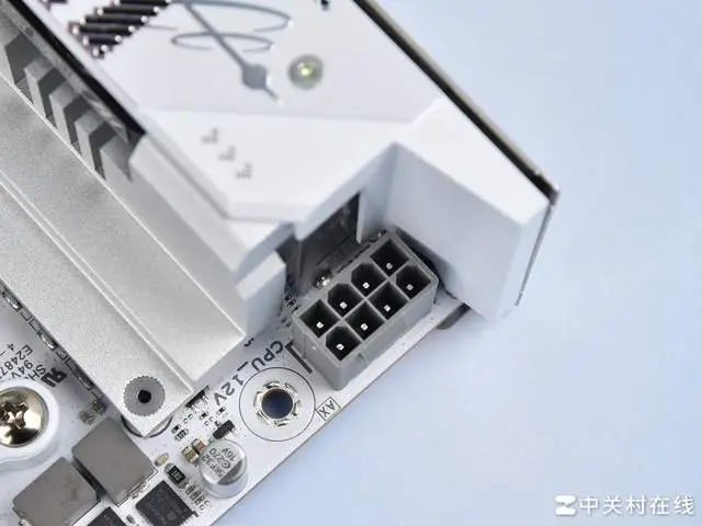 华硕B850迷你吹雪主板评测_华硕吹雪姬ITX主板性能表现_9800X3D