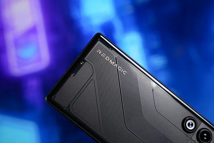 7.85mm机身旗舰SoC体验_超薄游戏手机红魔11 AIR 主动散热性能评测_9600X