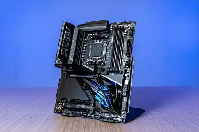 9800X3D_AMD X3D系列处理器主板评测_技嘉X870E X3D 电竞雕主板