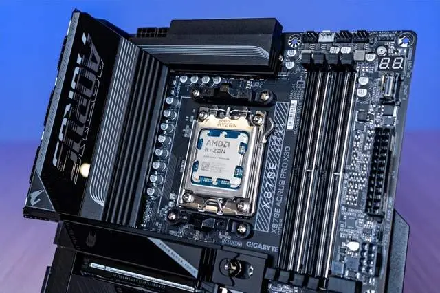 9800X3D_AMD X3D系列处理器主板评测_技嘉X870E X3D 电竞雕主板