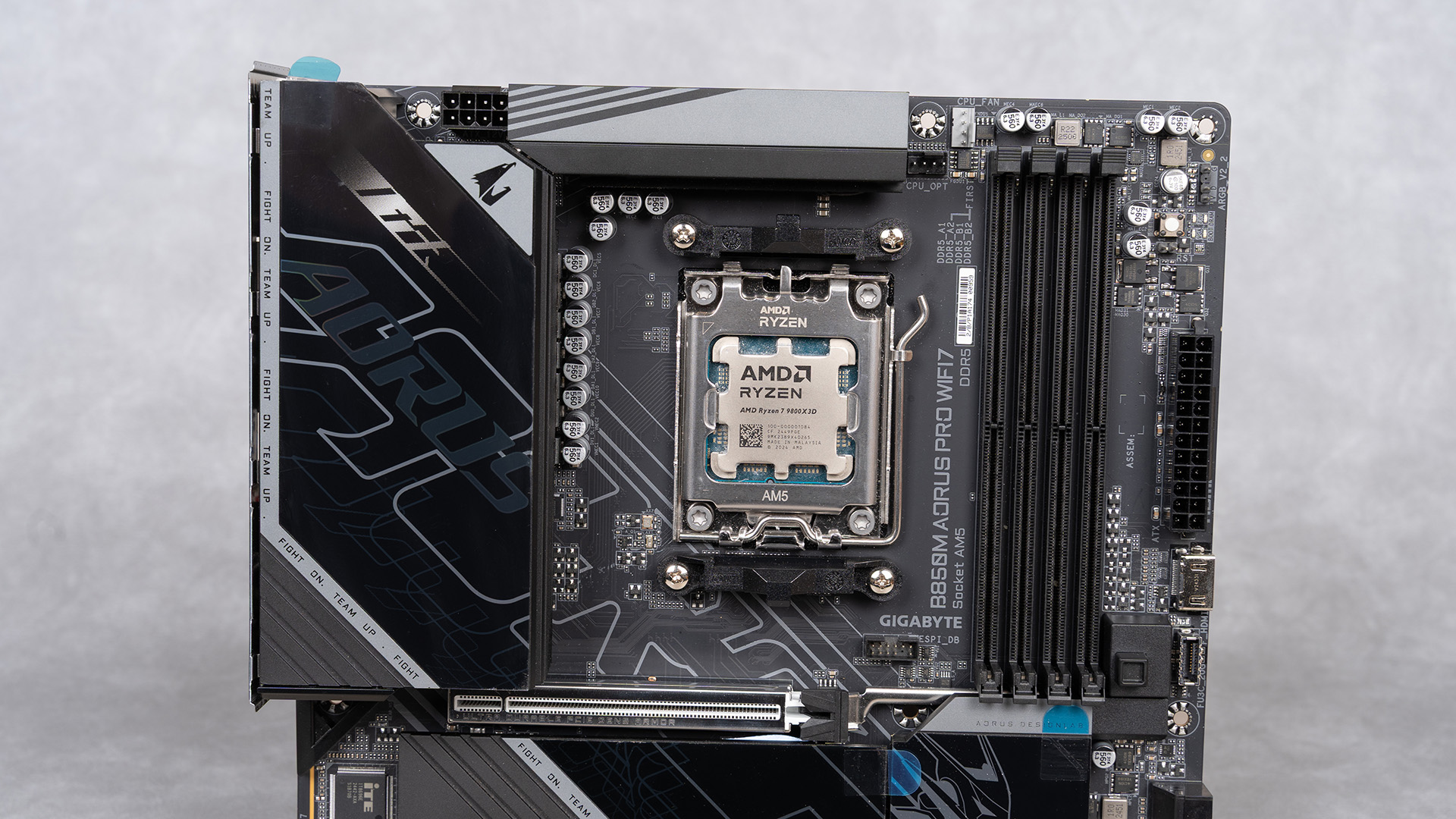 技嘉B850M AORUS PRO WIFI7开箱评测_9800X3D_DDR5内存超频性能测试