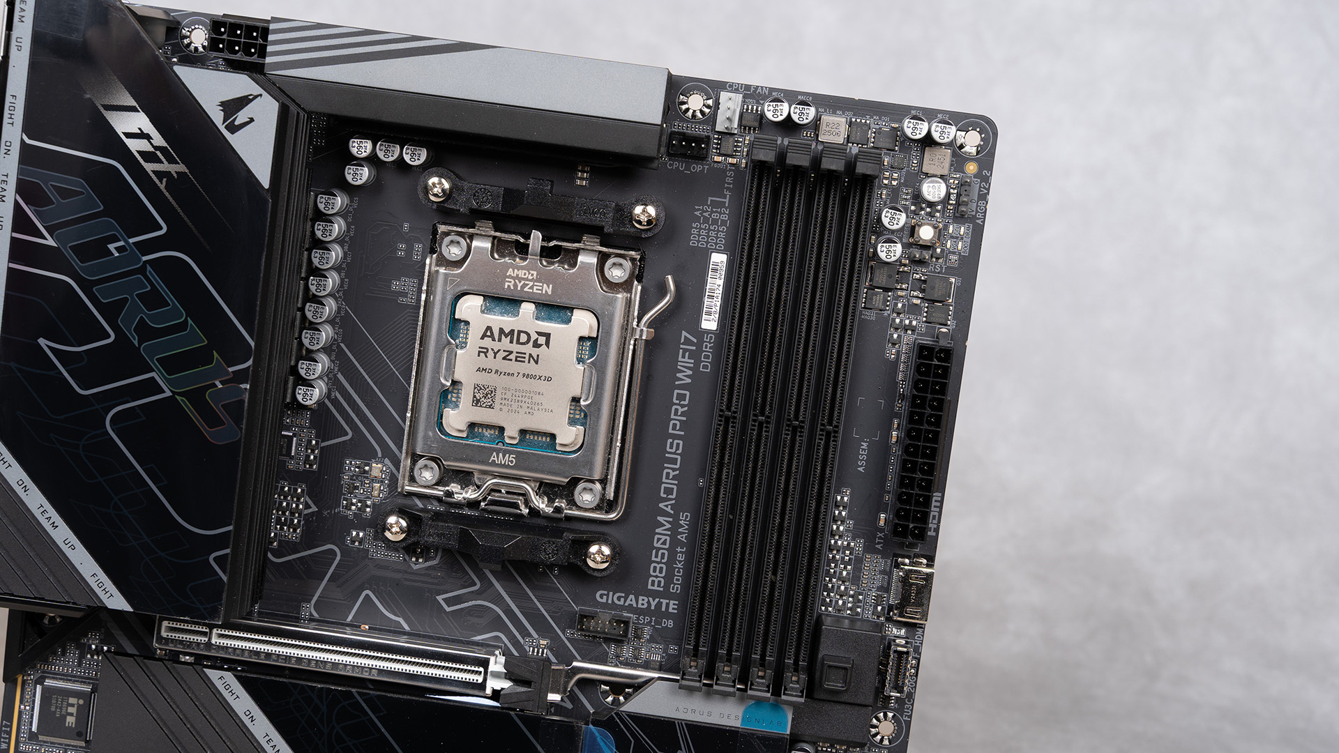 技嘉B850M AORUS PRO WIFI7开箱评测_9800X3D_DDR5内存超频性能测试