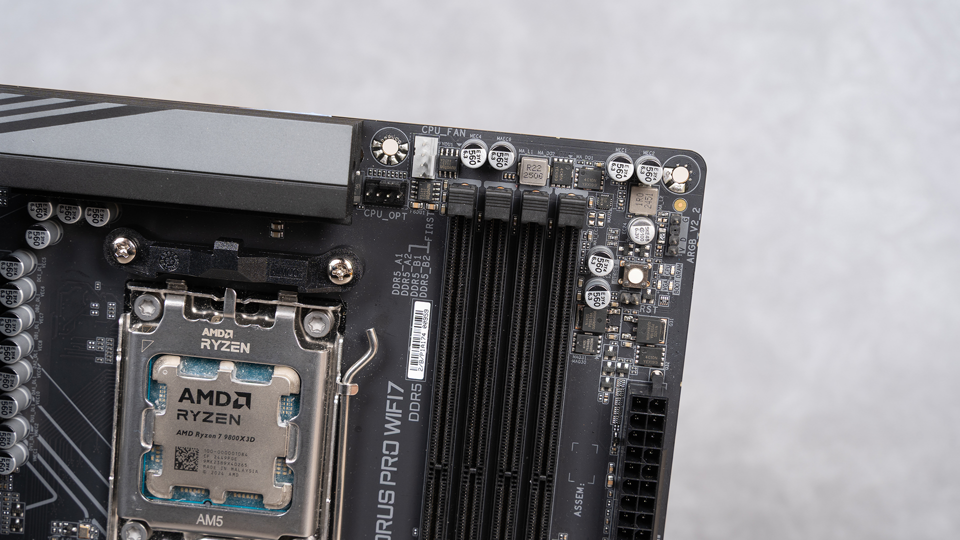 技嘉B850M AORUS PRO WIFI7开箱评测_9800X3D_DDR5内存超频性能测试