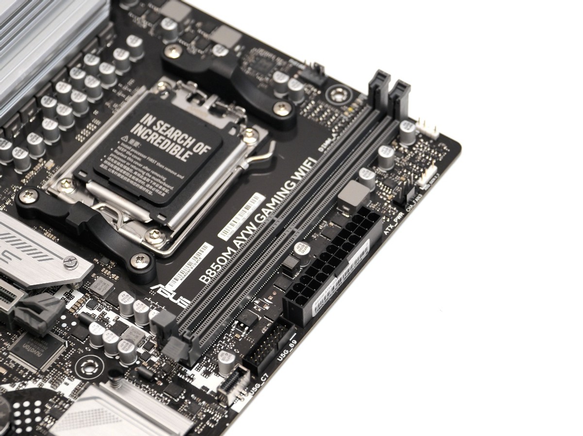 7800X3D_DDR5单根内存 vs 双通道DDR4 14600K_ AMD Ryzen 7 7800X3D单根DDR5性能测试