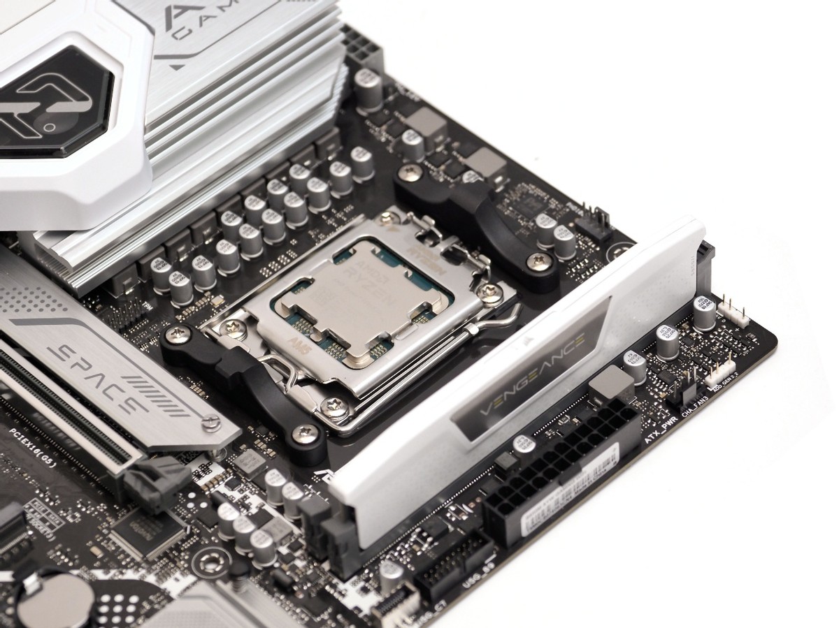 7800X3D_ AMD Ryzen 7 7800X3D单根DDR5性能测试_DDR5单根内存 vs 双通道DDR4 14600K