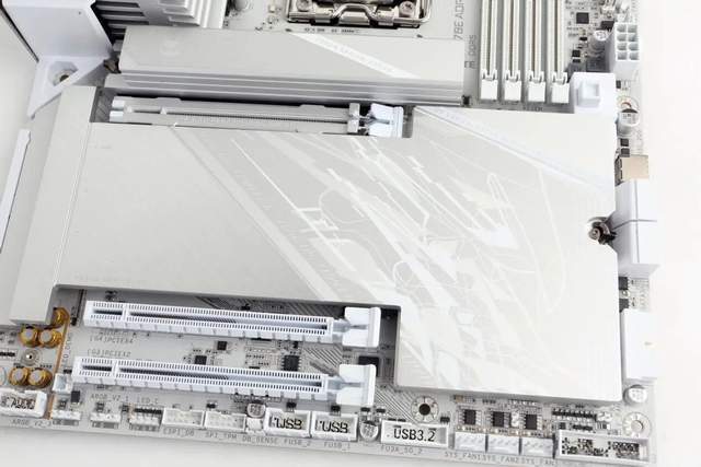 技嘉X870E AORUS ELITE X3D ICE 冰雕 白色主板 X3D鸡血模式2.0_9950X3D