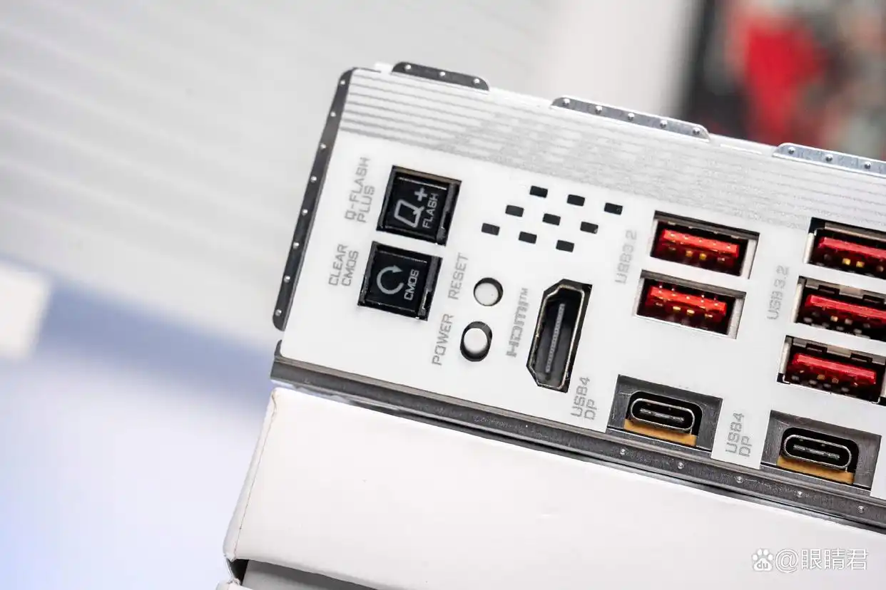 9800X3D_技嘉X870E AORUS MASTER X3D ICE主板 X3D Turbo 2.0模式优化 AMD锐龙9 9850X3D主板性能释放