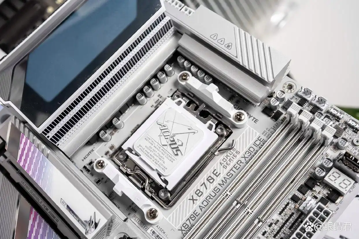 技嘉X870E AORUS MASTER X3D ICE主板 X3D Turbo 2.0模式优化 AMD锐龙9 9850X3D主板性能释放_9800X3D