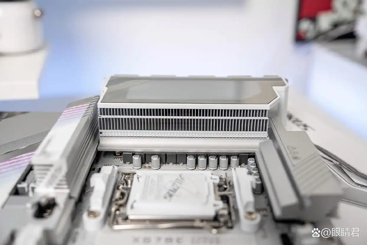 9800X3D_技嘉X870E AORUS MASTER X3D ICE主板 X3D Turbo 2.0模式优化 AMD锐龙9 9850X3D主板性能释放