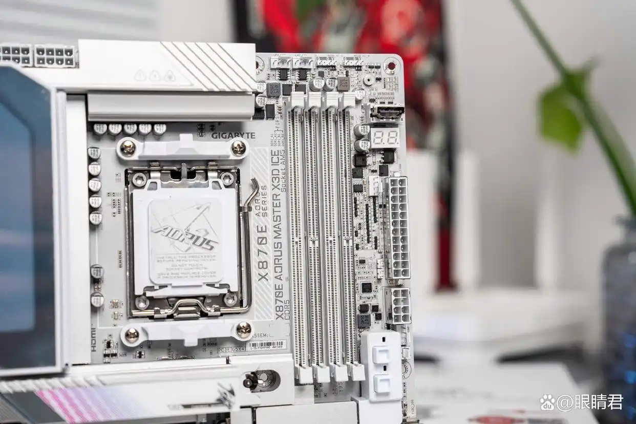 9800X3D_技嘉X870E AORUS MASTER X3D ICE主板 X3D Turbo 2.0模式优化 AMD锐龙9 9850X3D主板性能释放