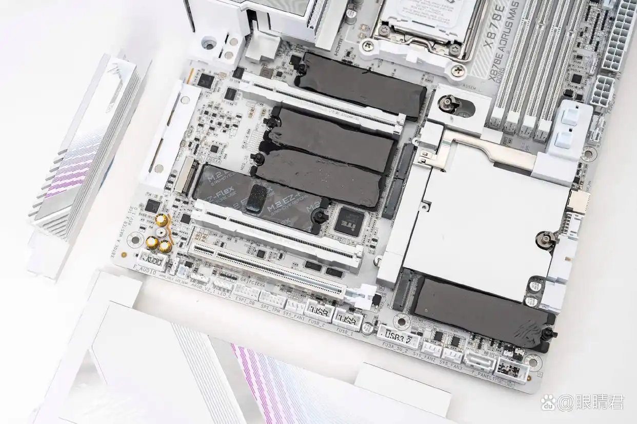 9800X3D_技嘉X870E AORUS MASTER X3D ICE主板 X3D Turbo 2.0模式优化 AMD锐龙9 9850X3D主板性能释放