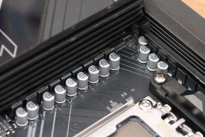 RTX50系显卡评测_9800X3D_生化危机安魂曲GTX1660配置要求