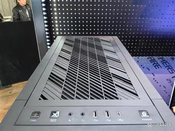9950X3D_ROG枪神10X全息投影机箱_CES2026ROG枪神10X设计详解