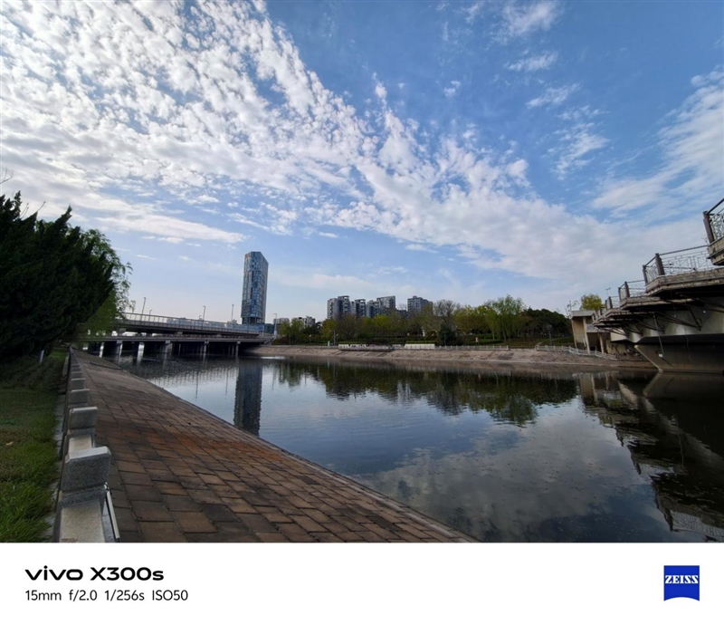 天玑9500搭配蔡司影像 vivo X300s手机全面评测：省心耐用的直屏主力机