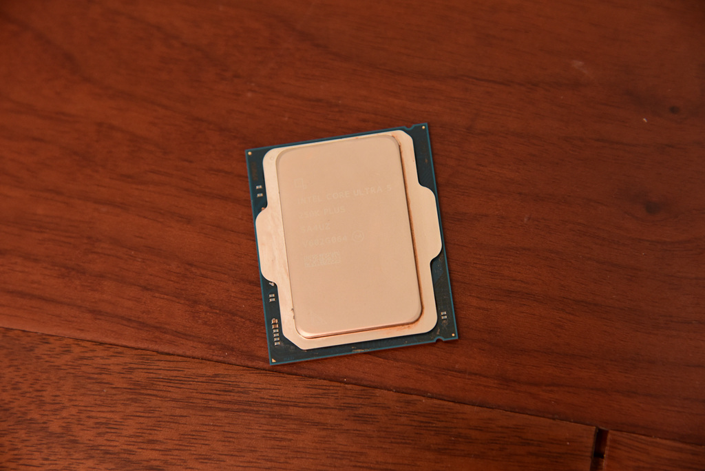 AMD Ryzen 5 9600X 对比 Intel Core Ultra 5 250K Plus 游戏 性能_9600X
