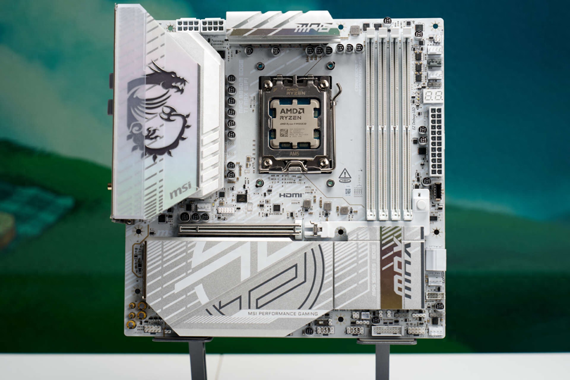 微星 B850M EDGE TI MAX WIFI：纯白 MATX 全能板，完美驾驭 9950X3D