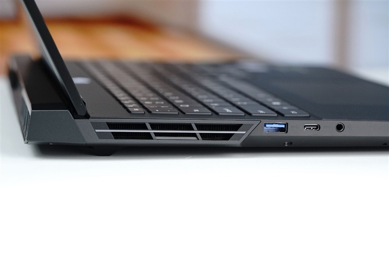 96GB显存运行230B大模型！七彩虹灵创K16笔记本评测：160W性能释放 AMD锐龙AI Max+ 395加持全能移动AI工作站