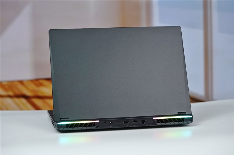 96GB显存运行230B大模型！七彩虹灵创K16笔记本评测：160W性能释放 AMD锐龙AI Max+ 395加持全能移动AI工作站
