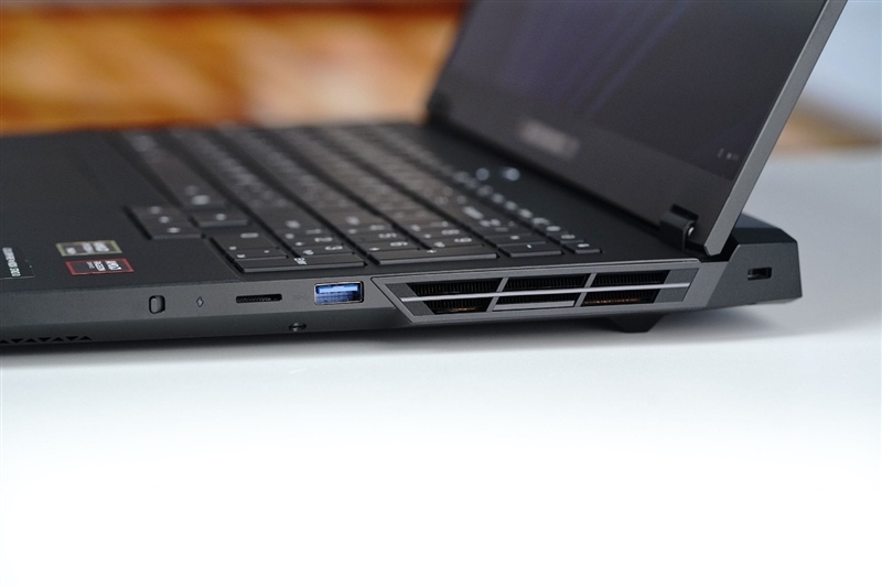 96GB显存运行230B大模型！七彩虹灵创K16笔记本评测：160W性能释放 AMD锐龙AI Max+ 395加持全能移动AI工作站