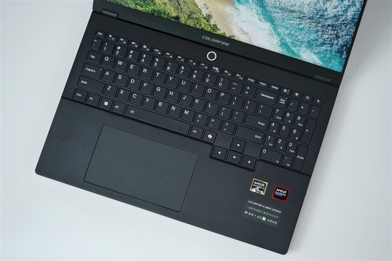 96GB显存运行230B大模型！七彩虹灵创K16笔记本评测：160W性能释放 AMD锐龙AI Max+ 395加持全能移动AI工作站