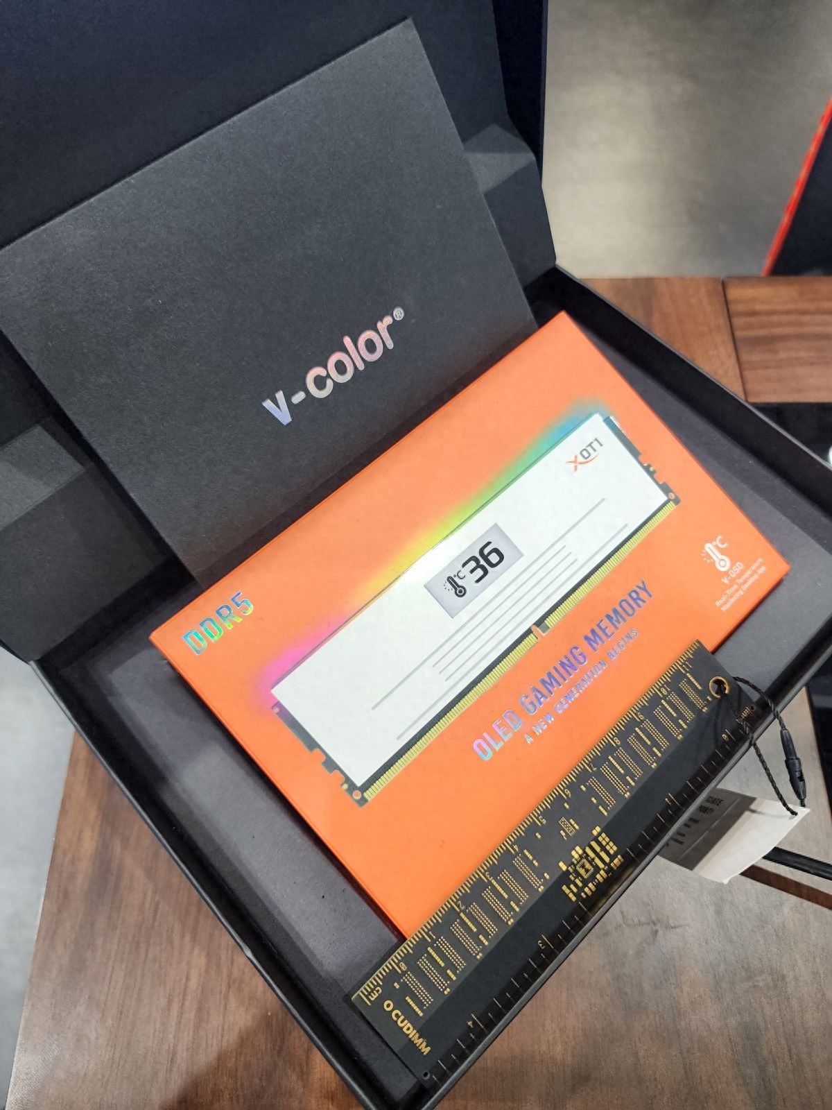 V-Color DDR5双线出击：OLED瘦身EXPO，2TB冲顶