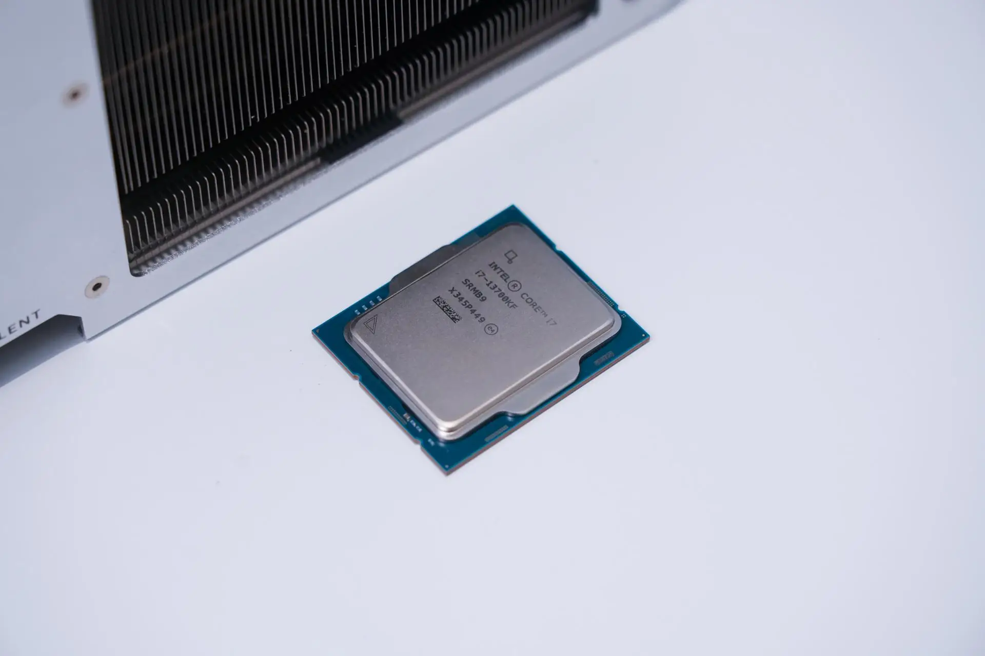 Intel Core i7-13700KF评测_7800X3D_AMD Ryzen 7 7800X3D对比