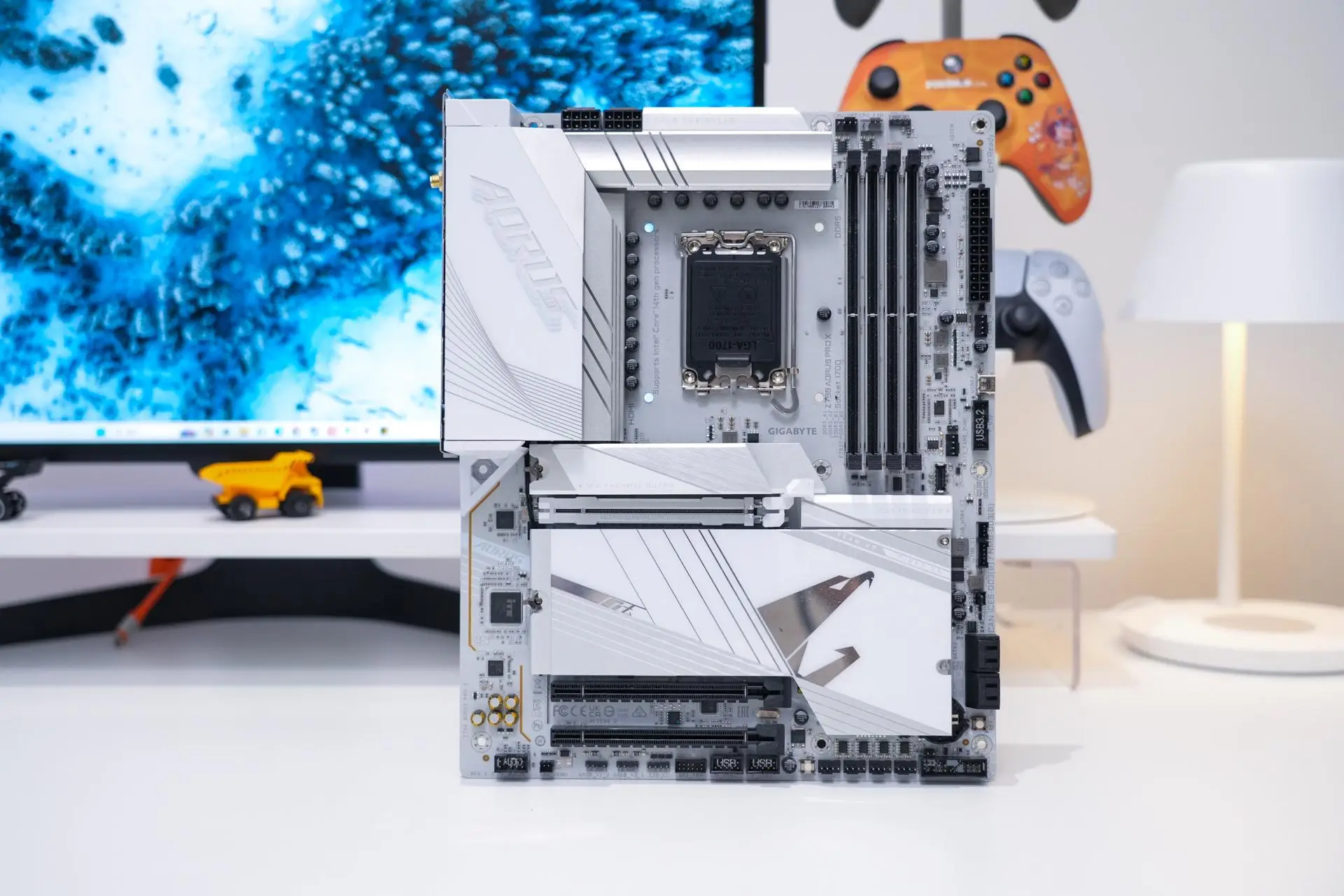 Intel Core i7-13700KF评测_AMD Ryzen 7 7800X3D对比_7800X3D